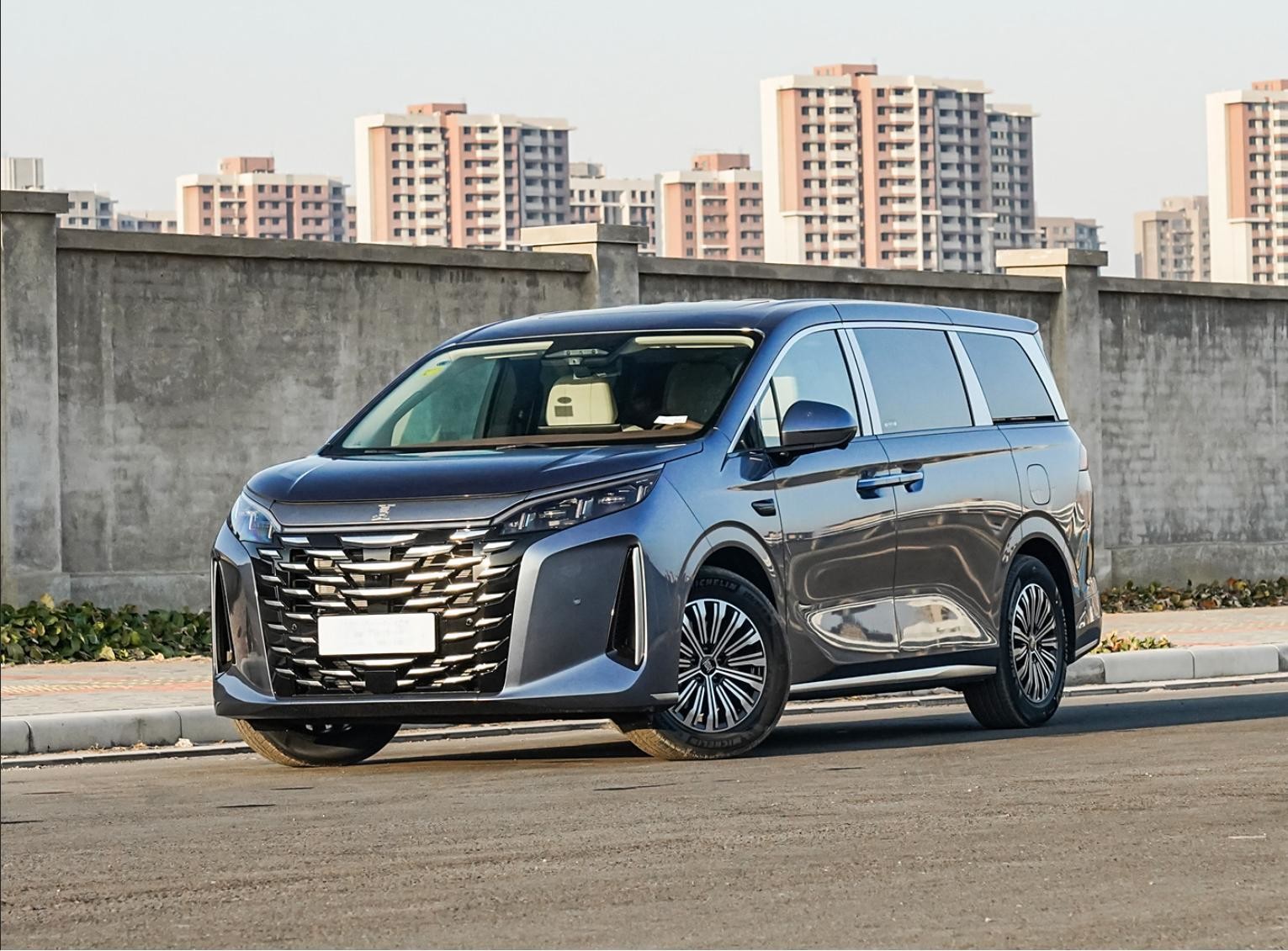 Wheelbase 3045MM MPV Hybrid with 7 Seats and 1805MM Height BYD Xia 2025 Model
