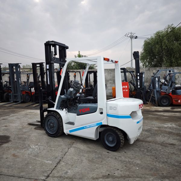 Used Hangzhou H35 3.5-ton diesel forklift side view