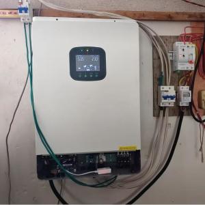 Dual MPPT Hybrid Inverter 8000W 51V With LCD 230V Off Grid On Grid Parallel Ready for OEM Orders