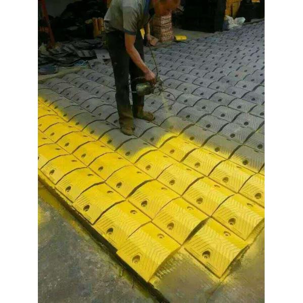 Rhombus Pattern Over 30 Tons Cast Steel Driveway Speed Bumps