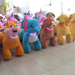 China Hansel best selling motorized plush animals in mall  animal mountable toy dog on wheels with necklace on sale