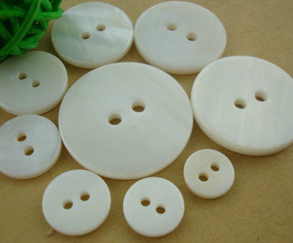 Factory wholesale high quality akoya 2 holes round natural agoya shell button for shirt dress
