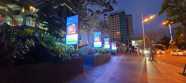 OEM Outdoor Creative LED Display , Double Side Street Pole LED Video Wall
