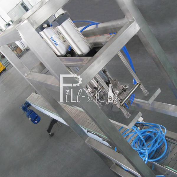 Electric 1500BPH Gallon Filling Machine With Cap Lifter