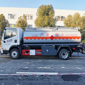 High Capacity 8000L Fuel Oil Tank Truck With Carbon Steel Tank Material