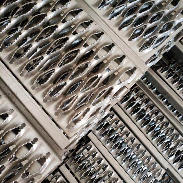 Buy Galvanized Diamond Grip Strut Safety Grating 2-4mm Thickness at wholesale prices