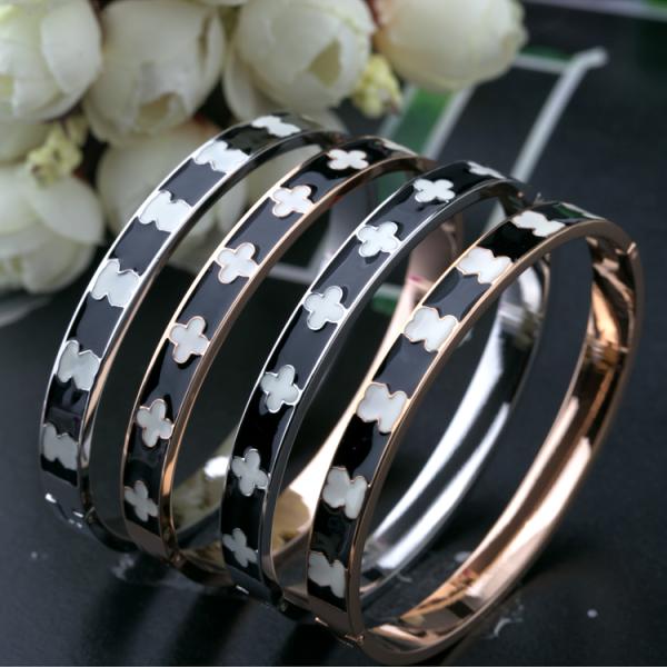 Ladies Fashion Jewelry Stainless Steel Four Leaf Clover Bracelet, Shape of small bear bangle