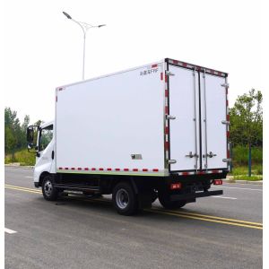 Multifunctional 4x2 Refrigerated Box Truck Euro 4 Emission Standard Customized