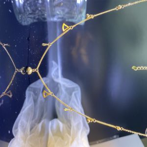 Feminine 18kt Yellow Gold Pendant Necklace