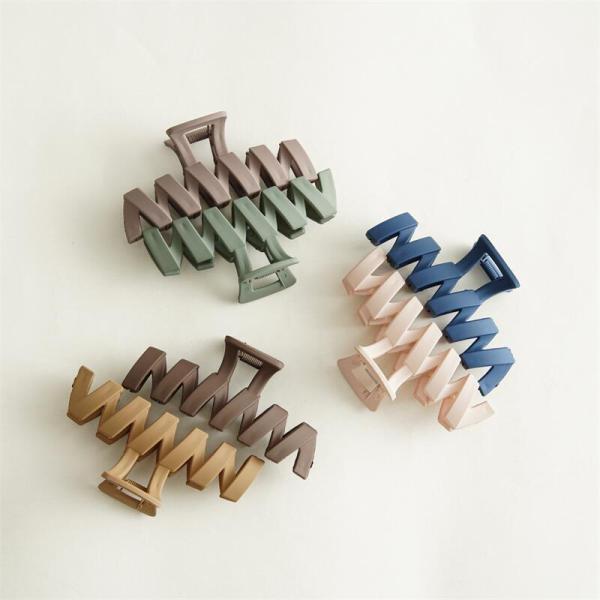 Large resin M spiral hair grip clip Korean temperament hairpin hair accessories shark clip headwear spot wholesale