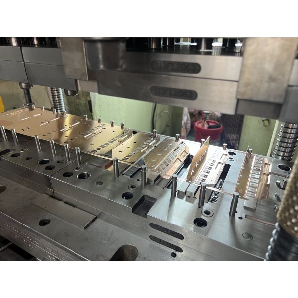 Heavy-Duty Progressive Stamping Die – Accurate Tolerances, Fast Production, Wear-Resistant, OEM/ODM Available