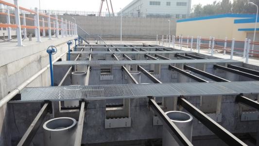 White Wastewater Treatment Primary Sedimentation Tank Dirt Interception Cleaning