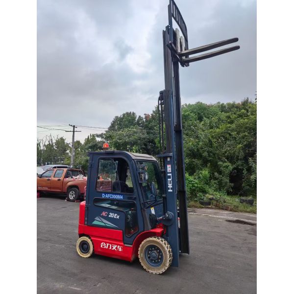 Linde forklift mast and forks detail