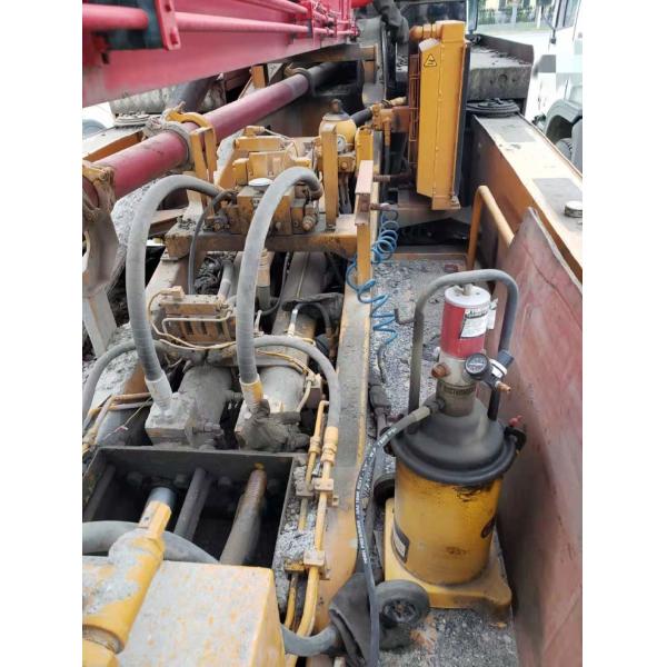 Red 2011 Junjin 52m on Benz. Euro III Used Concrete Pump Vibrating Amplitude 2.6mm