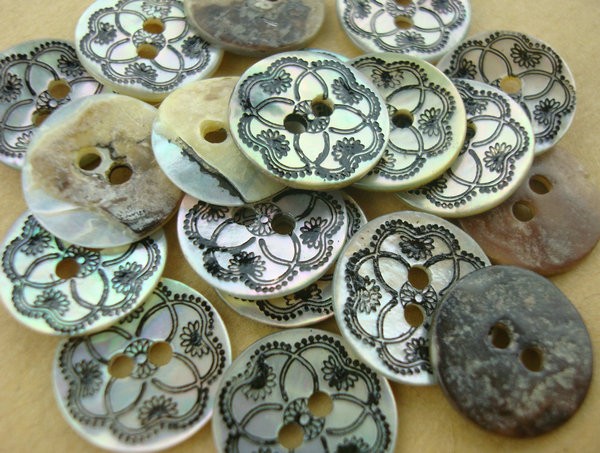Factory wholesale high quality akoya 2 holes round natural agoya shell button for shirt dress