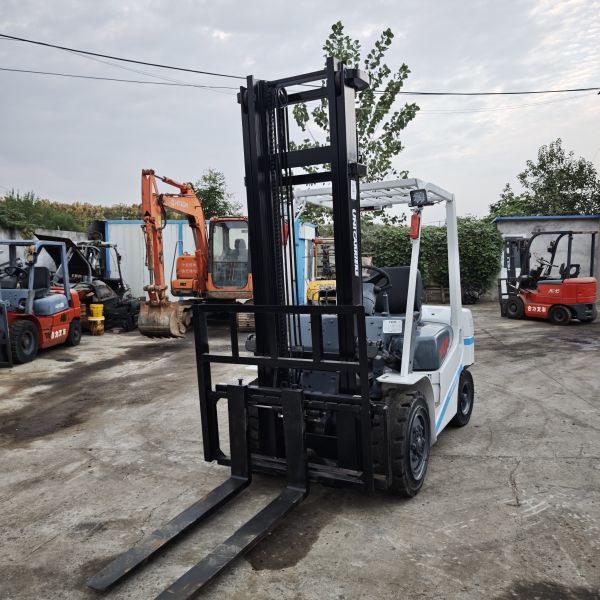 Used Hangzhou H35 3.5-ton diesel forklift front view
