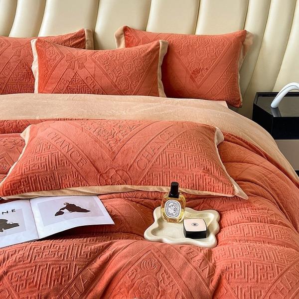 Buy 100% Polyester Fabric Winter Bedding Set Design with Luxury Bed and King Size Comforter at wholesale prices