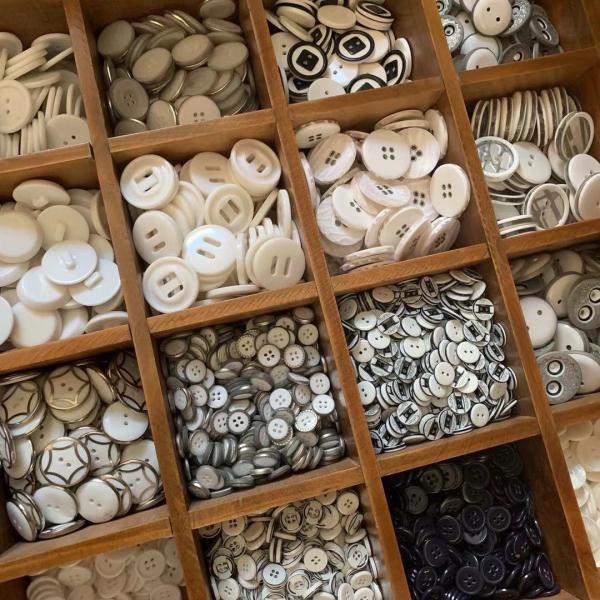 10mm 11.5mm 12.5mm custom brand 4 holes polyester resin material man shirt buttons with LOGO