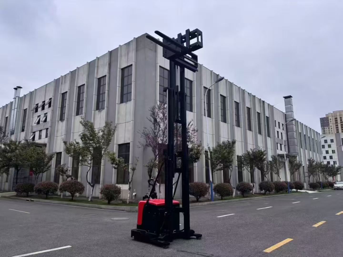 Electric Side Loader Forklift​​, 500kg Load Capacity with 4500mm Lifting Height