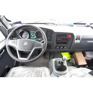 New Brand HOWO 4x2 4.2M Single Row Van Refrigerator Truck Wagon