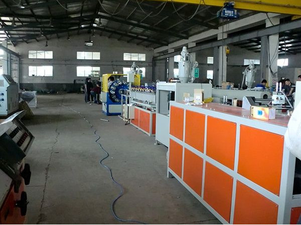 PVC Fiber Reinforced Soft Pipe Making Machine , Plastic PVC Fiber Plastic Pipe Extrusion Machine