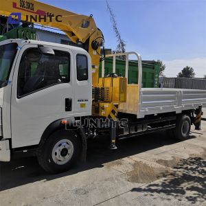 Sinotruk Howo 4X2 Light Telescoping Boom Crane Truck 5 Ton