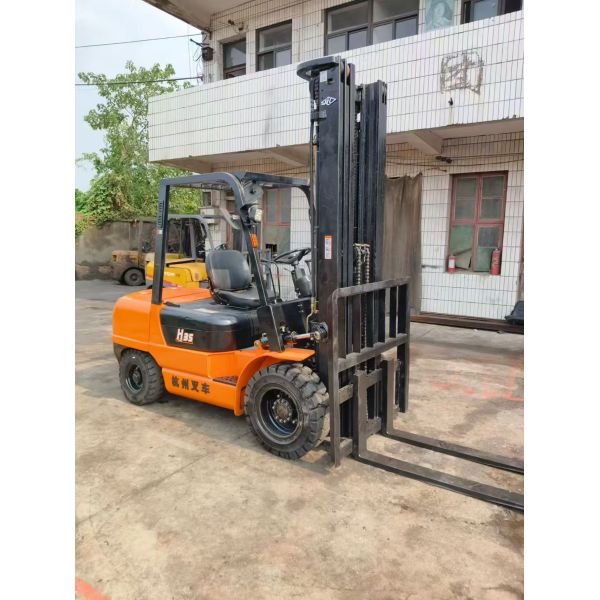 Used Heli H2000 7-ton diesel forklift detail view