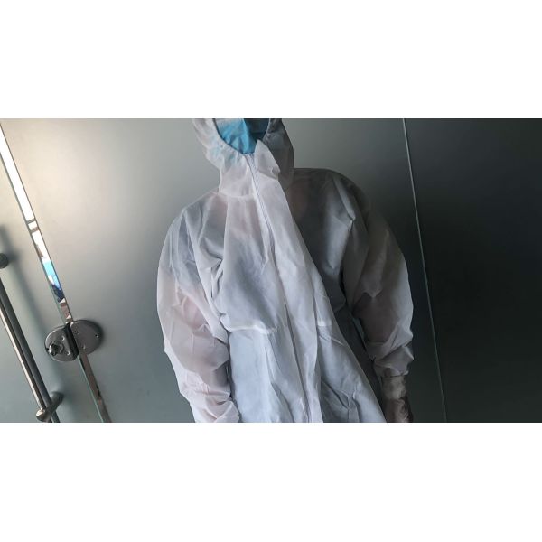 Buy Breathable Disposable Isolation Suit , Disposable Safety Clothing Dustproof at wholesale prices