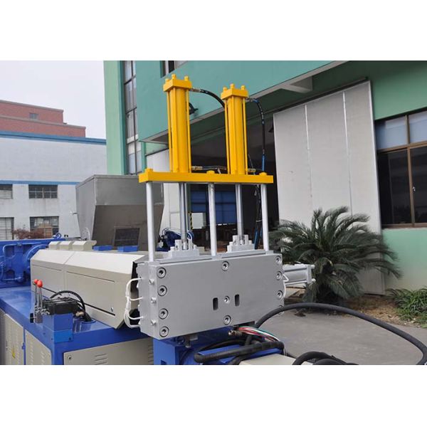 Side Feeder Plastic Recycling Equipment Capacity 100kg/H - 500kg/H 1500*1500*2000