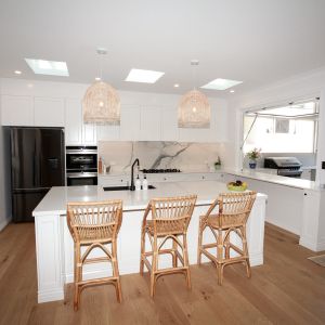 Quality Modern Modular Lacquer Kitchen Cabinet Custom White Shaker Easy Clean for sale