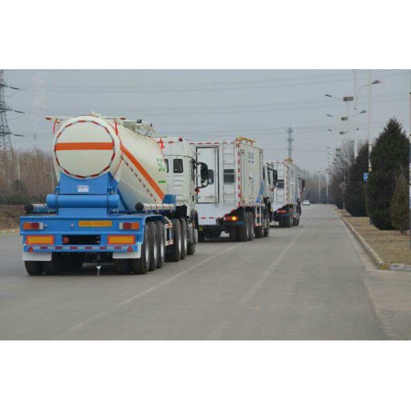 Sinotruck 30 Tons Semi - Trailer For DR CONGO Project Latex Matrix Emulsion Explosive Transport