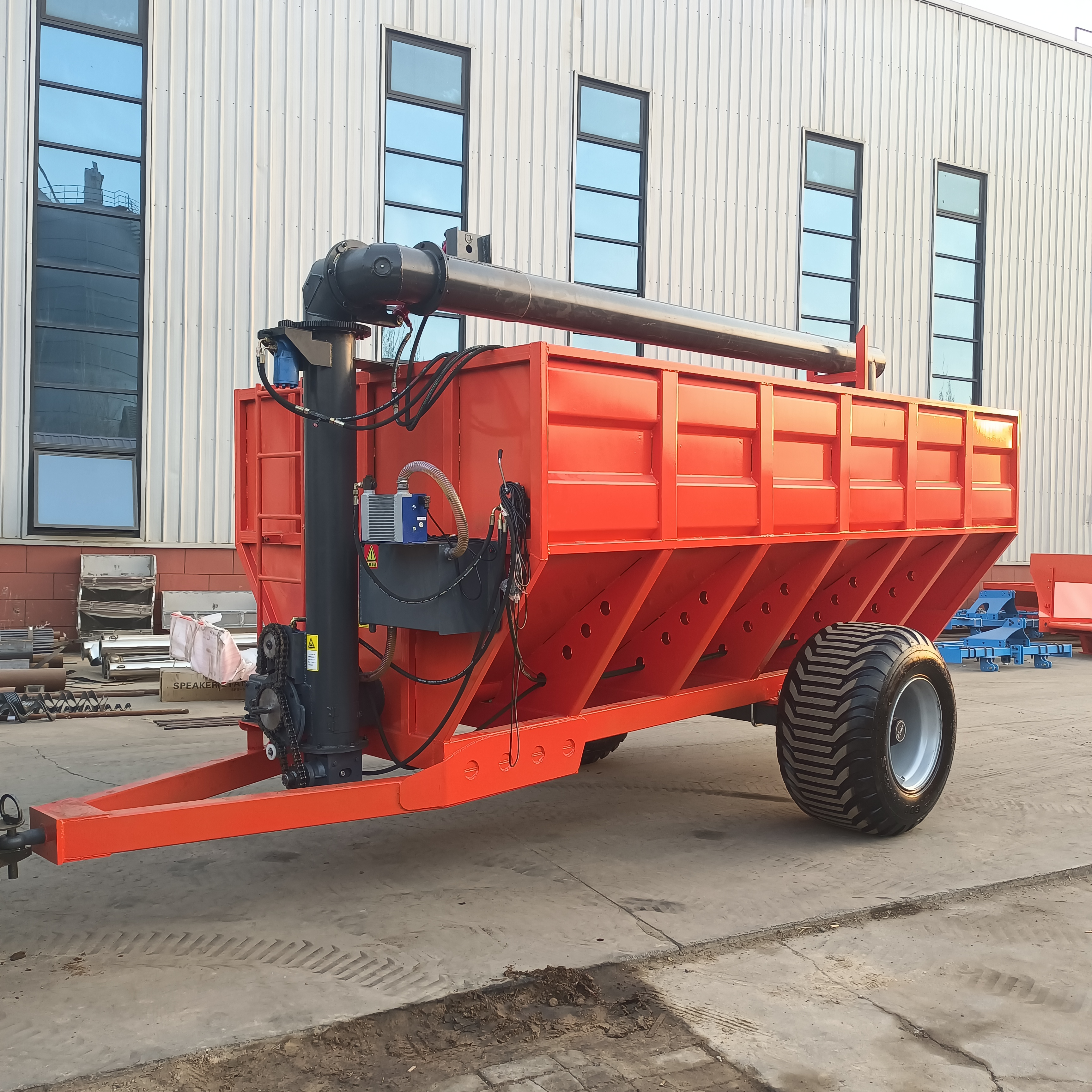 Tractor-Pulled Grain Fertilizer Spreader 3-9 m3 Capacity
