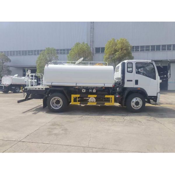 Good Quality HOWO 5000 Litres Water Tanker Truck Water Spray Watering Cart Water Truck
