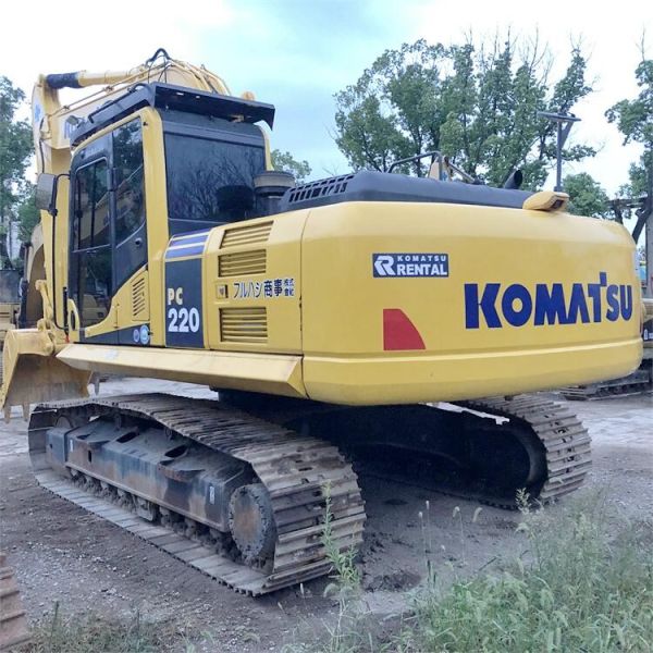 Shanghai Good Condition Komatsu PC220-8MO Excavator 22T with Original Hydraulic Valve