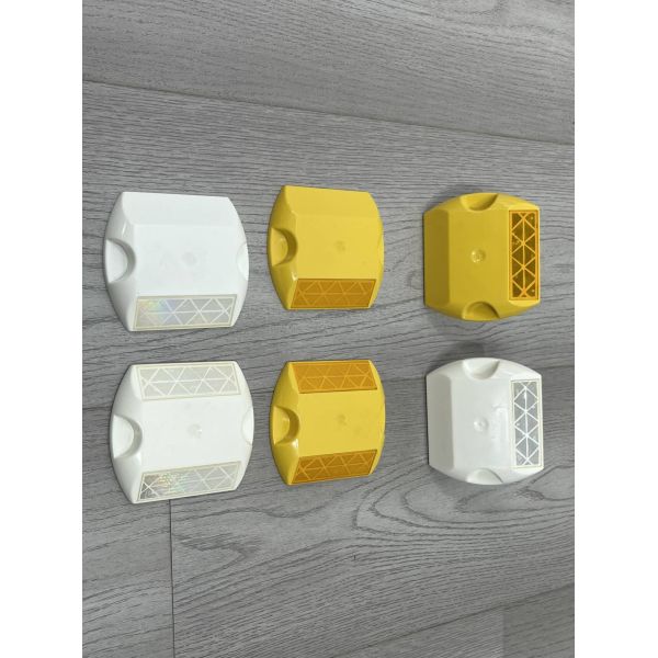 Blinking Solar Road Stud with Reflective Plastic for Enhanced Road Safety and Waterproof Design