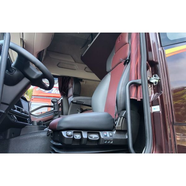 Faw Tractor Truck J6P Logistics Distribution 560hp Powerful Engine 10 Tires High Roof