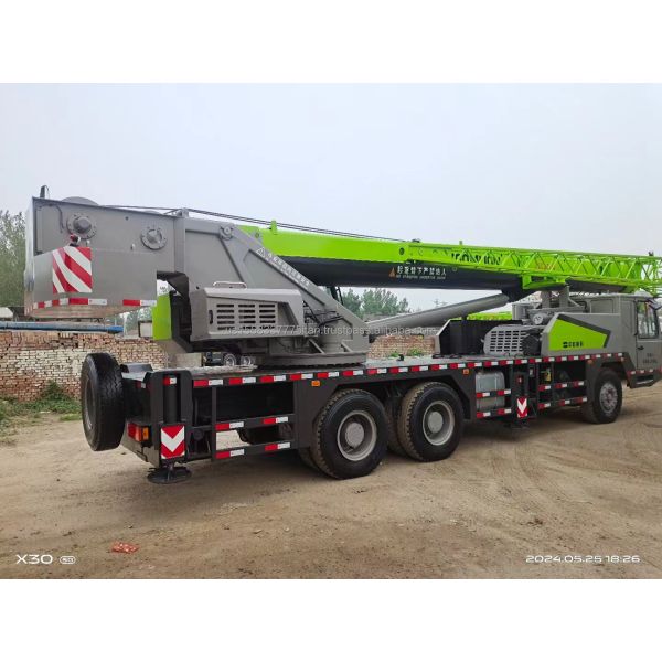 30 Ton Hydraulic Lifting Truck Crane with Other Hydraulic Cylinder and Zoomlion Engine