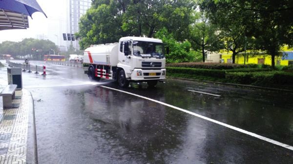 10000 Liters Fuel Oil Liquid Tanker Truck Howo 4x2 6 Wheels RHD / LHD