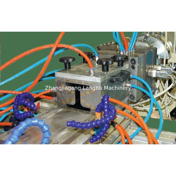 Embossed WPC Outdoor Profile Extrusion Line 400KG/H 75KW