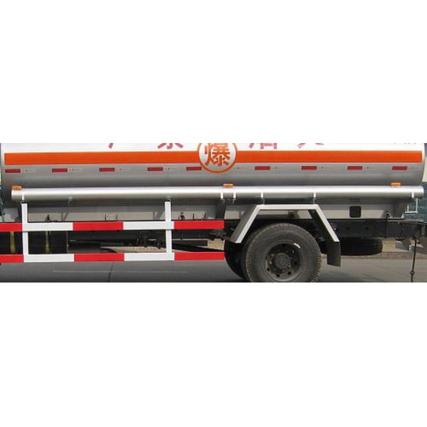 Double Seats 4x2 Fuel Tank Truck SINOTRUK HOWO 5m3 With Engine Chaochai And Cab 2080
