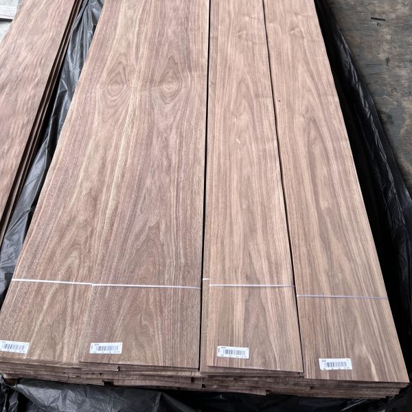 Natural veneer clear texture mountain pattern black walnut veneer for Interior decor plywood face board