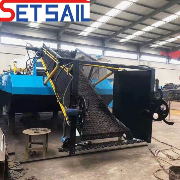 50m3 Max. Loading Capacity Aquatic Weed Harvester for Eliminating Floating Garbage