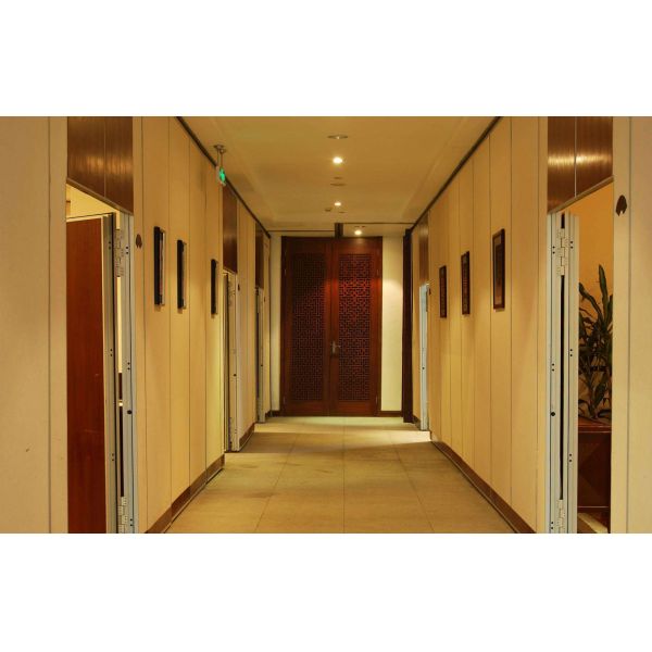 Melamine Finish Folding Classroom Office Partition Walls With Movable Aluminium Track