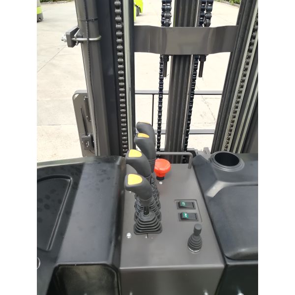 SNSC 2000kg Electric Reach Truck AC Motor With Triplex 7.5m Mast