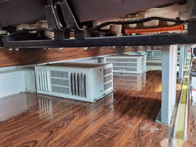 ZK6122 Used Coach Bus Yutong Brand 55 Seats 2017 Low Kilometer Rear Engine Steel Chassis VIP Seats