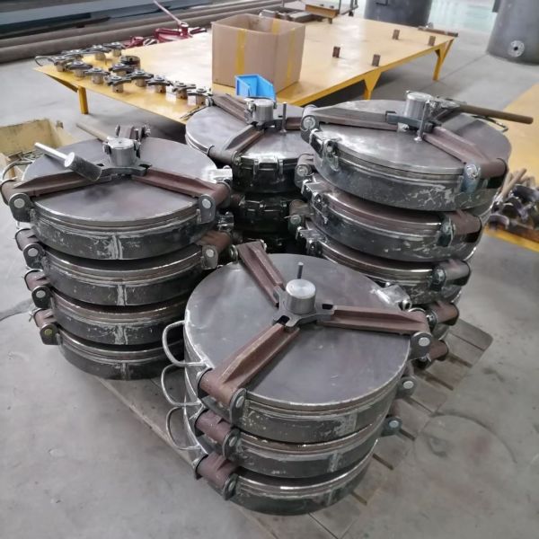 Modified Rubber/Nitrile Rubber Seal Material Carbon Steel Three-claw Manhole Cover for Powder Material Transport Tank