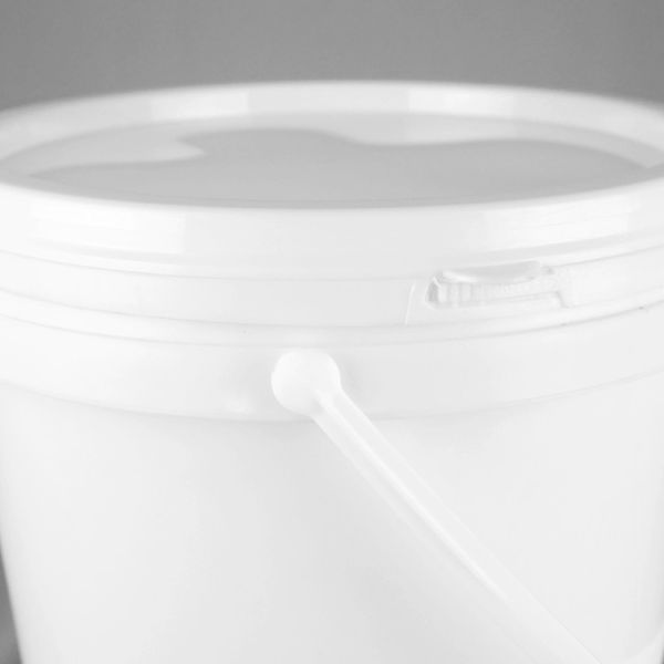 White 4 Gallon Polypropylene Plastic Paint Bucket With Lid
