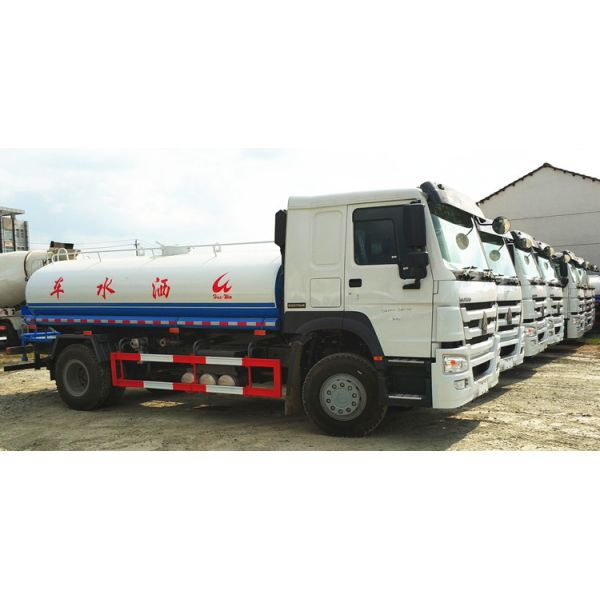 10000 Liters Fuel Oil Liquid Tanker Truck Howo 4x2 6 Wheels RHD / LHD