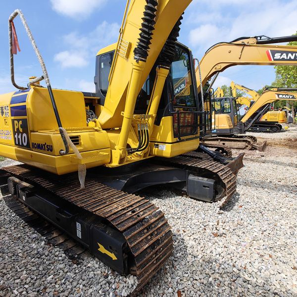 Spot Goods Sell 11Ton Used Komatsu Excavators PC110-7 Digger Excavating Equipment