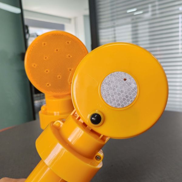 Solar Powered LED Traffic Warning Light with 19cm Diameter and Yellow Flashing Light for Road Safety